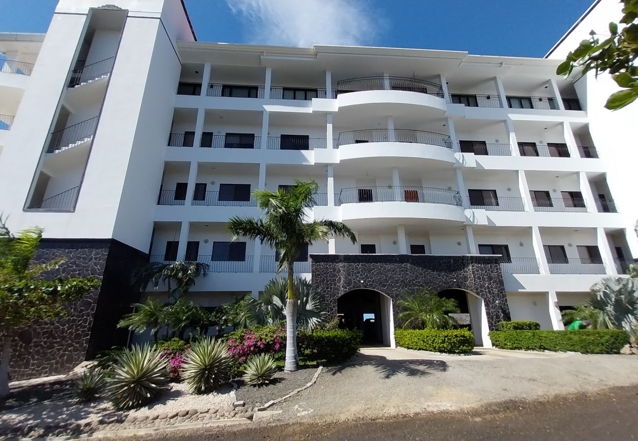 Condominium in Playa Flamingo - Oceanview•Balcony•2 Pools•Parking•Kitchen•Washer/D - Flamingo Towers 17
