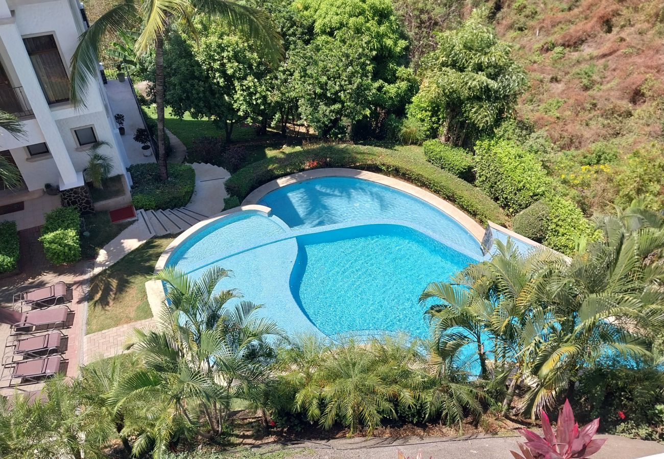 Condominium in Playa Flamingo - Oceanview•Balcony•2 Pools•Parking•Kitchen•Washer/D - Flamingo Towers 17