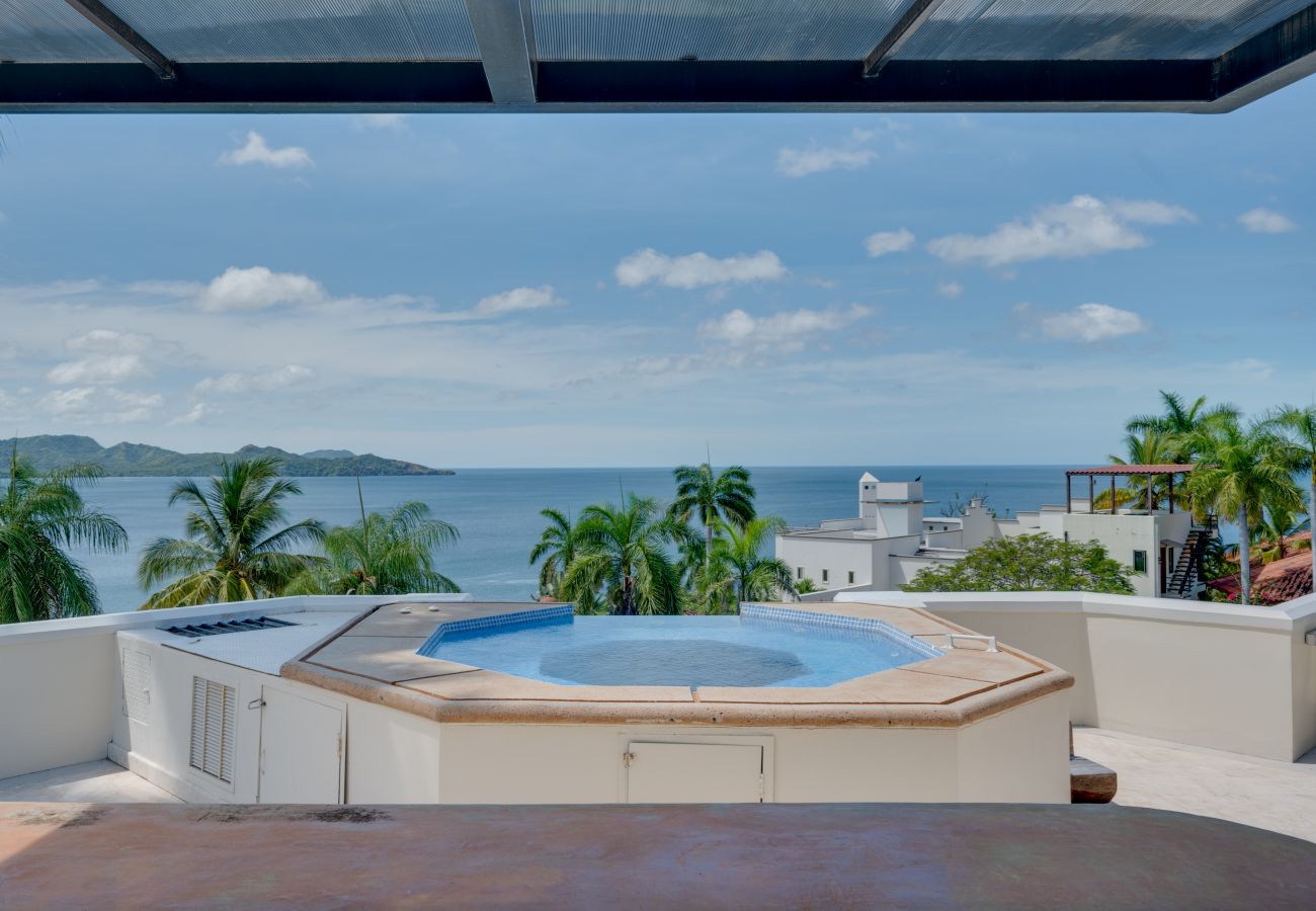 Villa in Playa Flamingo - Playa Flamingo: Oceanside Villa w/ rooftop jacuzzi, private located - Lot Four