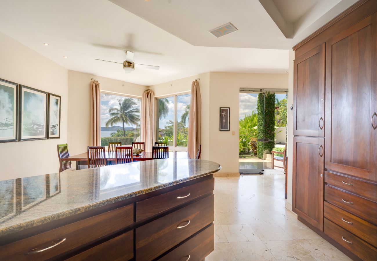 Villa in Playa Flamingo - Playa Flamingo: Oceanside Villa w/ rooftop jacuzzi, private located - Lot Four