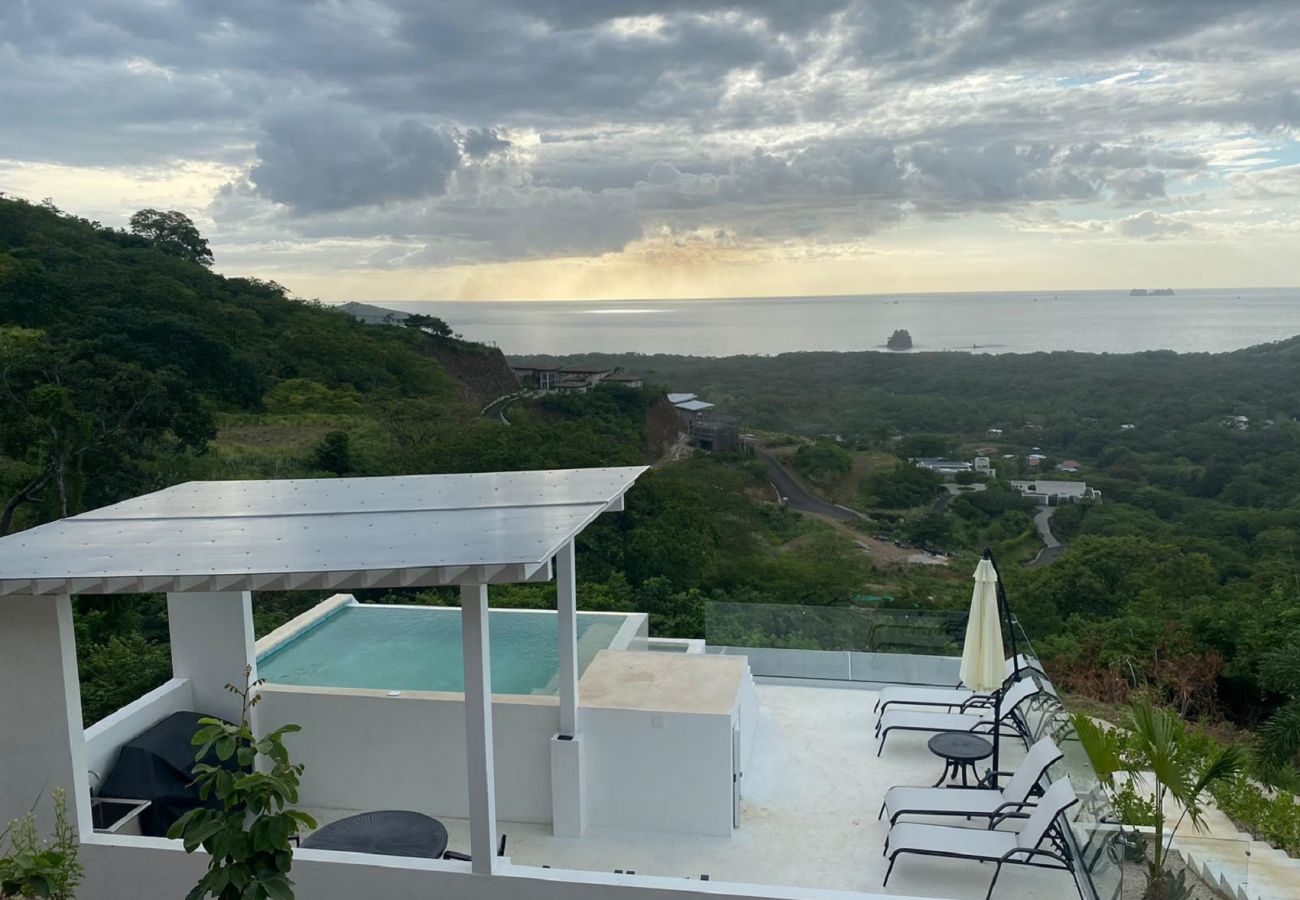 House in Playa Flamingo - 2 BR Home in Mar Vista-Pool-Balcony-Ocean View-BBQ: Casa Ayla B