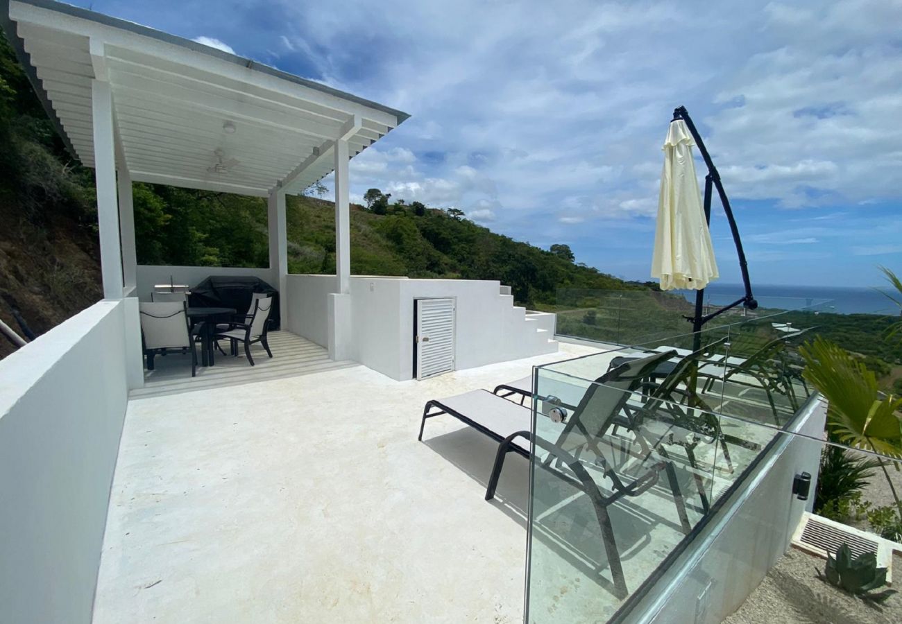 House in Playa Flamingo - 2 BR Home in Mar Vista-Pool-Balcony-Ocean View-BBQ: Casa Ayla B