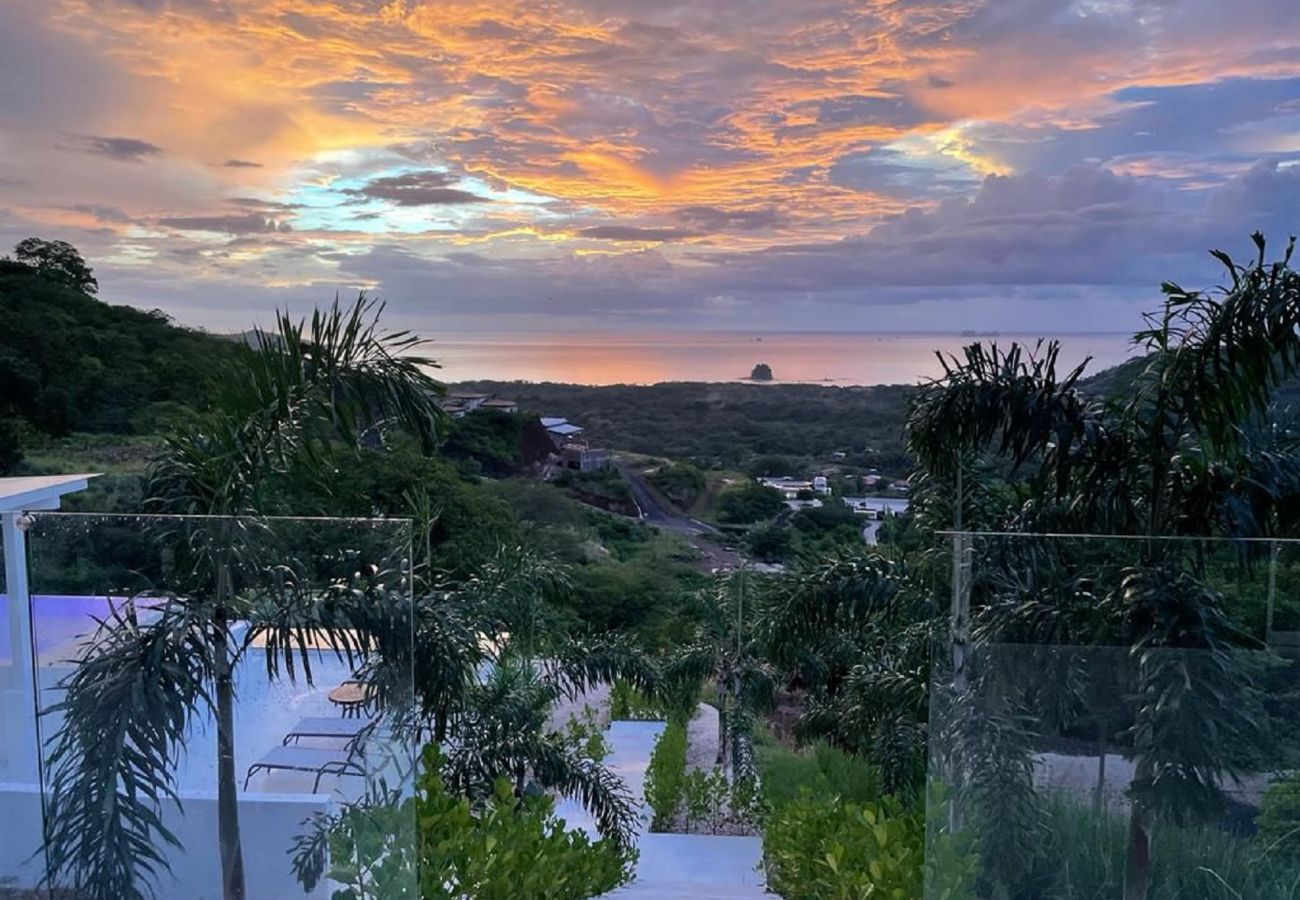 House in Playa Flamingo - 2 BR Home in Mar Vista-Pool-Balcony-Ocean View-BBQ: Casa Ayla B