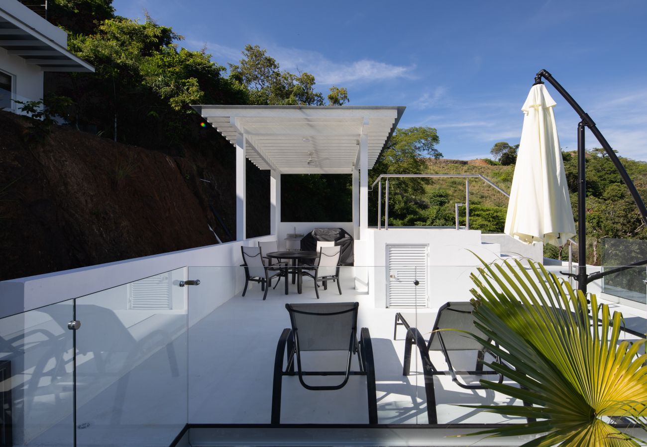 House in Playa Flamingo - 2 BR Home in Mar Vista-Pool-Balcony-Ocean View-BBQ: Casa Ayla B