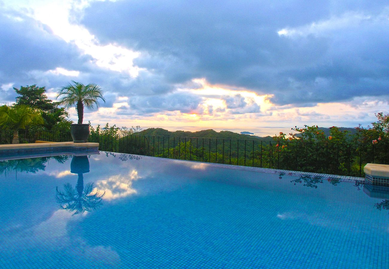 House in Potrero - Housekeeping•BBQ•Pool•4 TVs•Garden•Oceanview villa: Casa Sol Azul