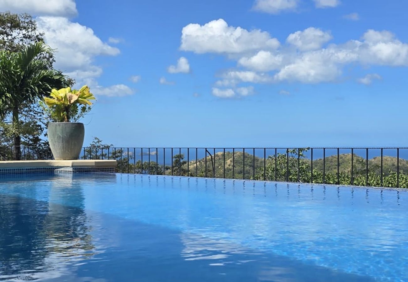 House in Potrero - Housekeeping•BBQ•Pool•4 TVs•Garden•Oceanview villa: Casa Sol Azul