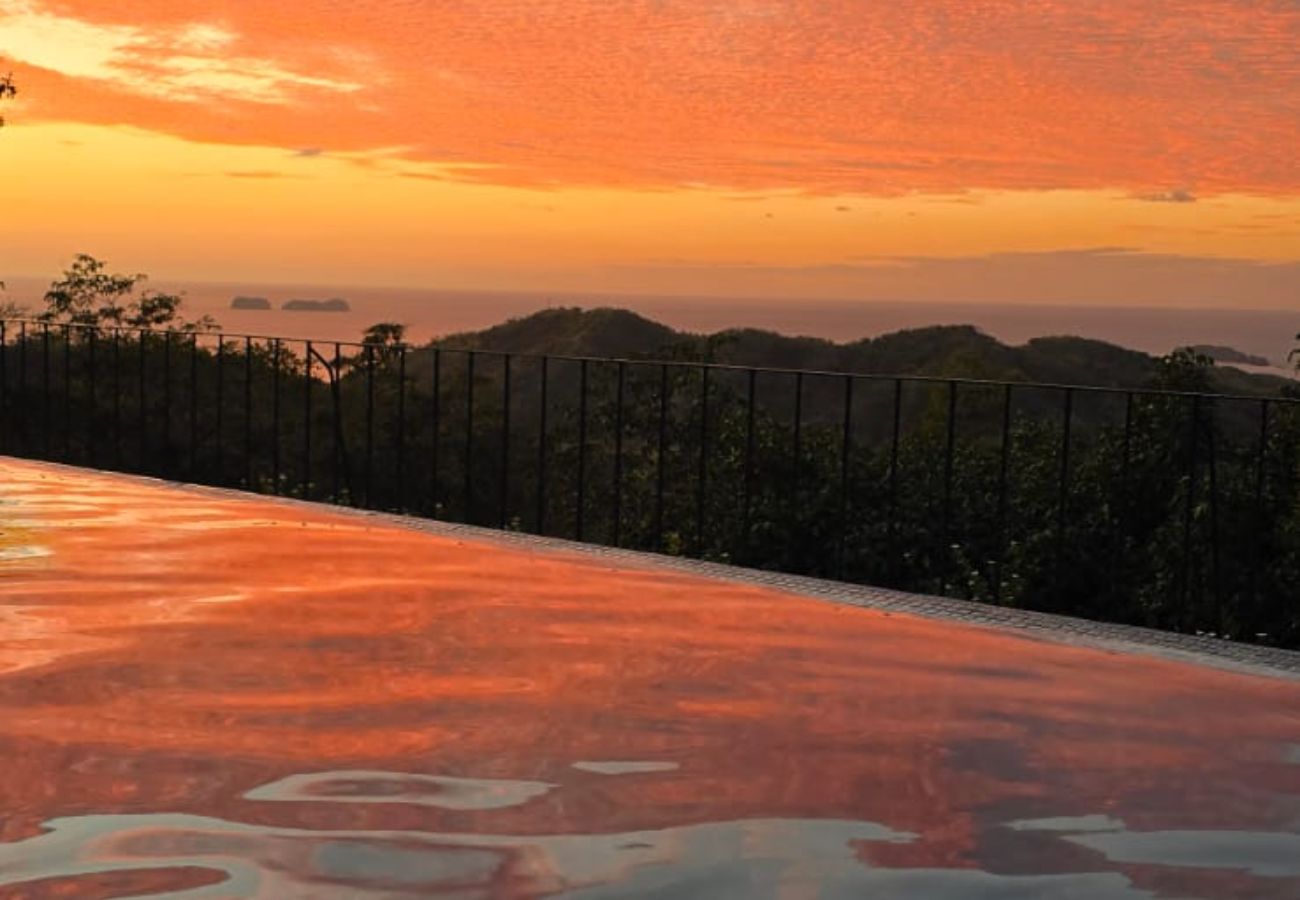 House in Potrero - Housekeeping•BBQ•Pool•4 TVs•Garden•Oceanview villa: Casa Sol Azul
