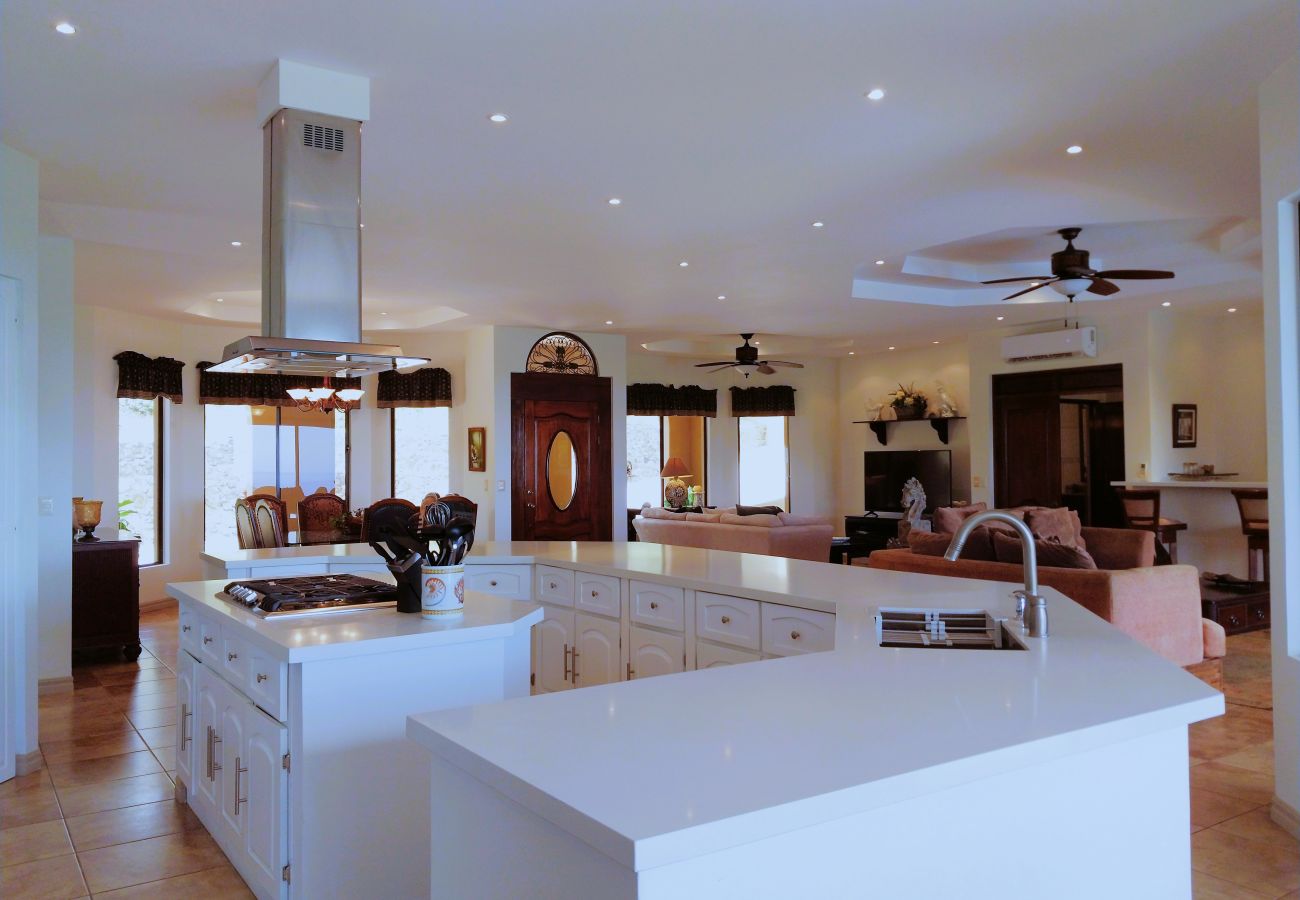 House in Potrero - Housekeeping•BBQ•Pool•4 TVs•Garden•Oceanview villa: Casa Sol Azul