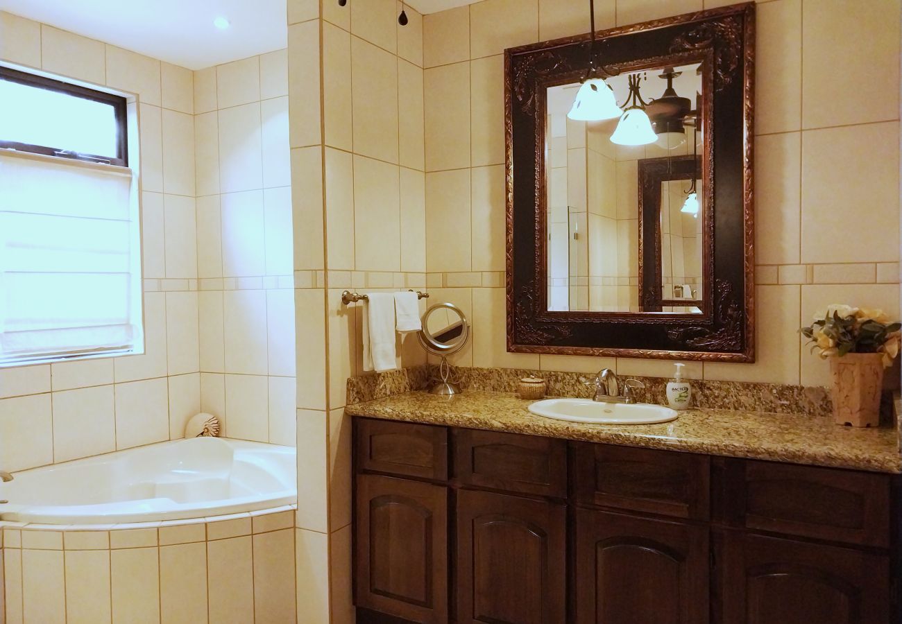 House in Potrero - Housekeeping•BBQ•Pool•4 TVs•Garden•Oceanview villa: Casa Sol Azul