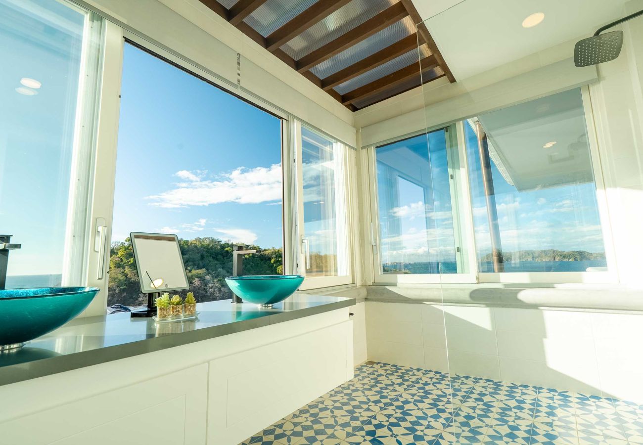 Villa in Playa Flamingo - Luxury Oceanfront Villa•Sunset Views•Beach Access - Casa Dos Monos